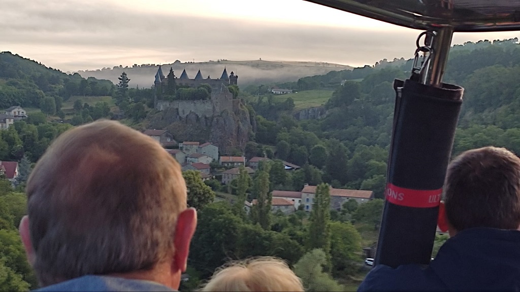 Montgolfière Château Saillant Cantal Auvergne