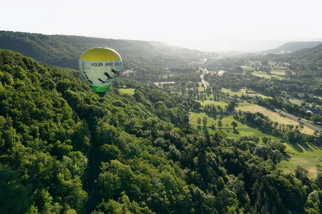 Une montgolfière dans une vallée Cantal Auvergne